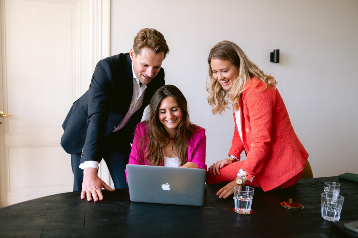 HIVE Legal team achter laptop