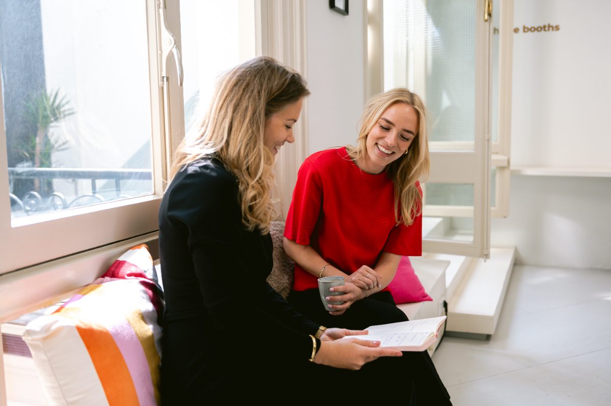 HIVERS in gesprek op kantoor